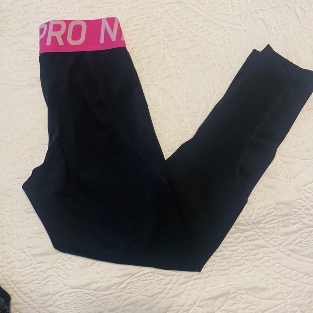 Never worn Nike pro cropped leggings size small pink band